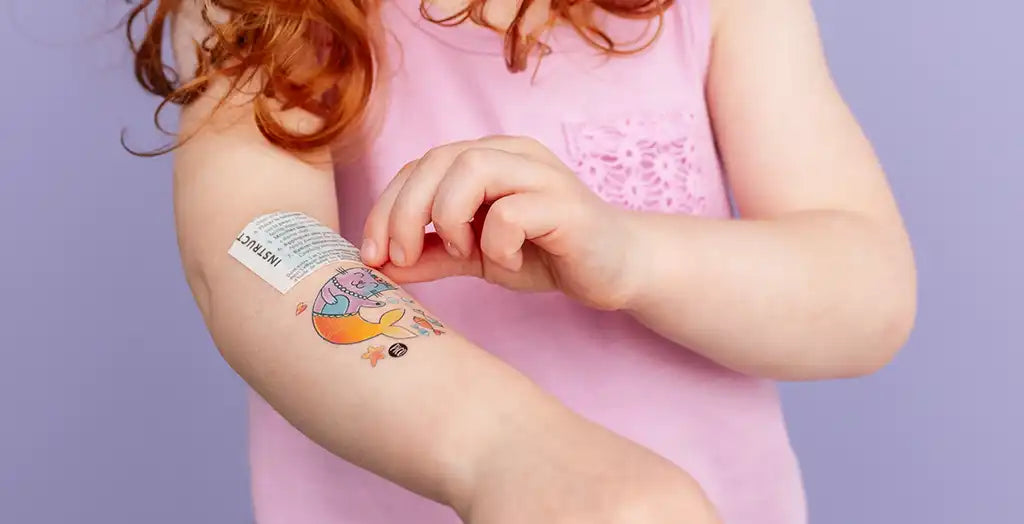 Comment appliquer et retirer les tatouages temporaires.