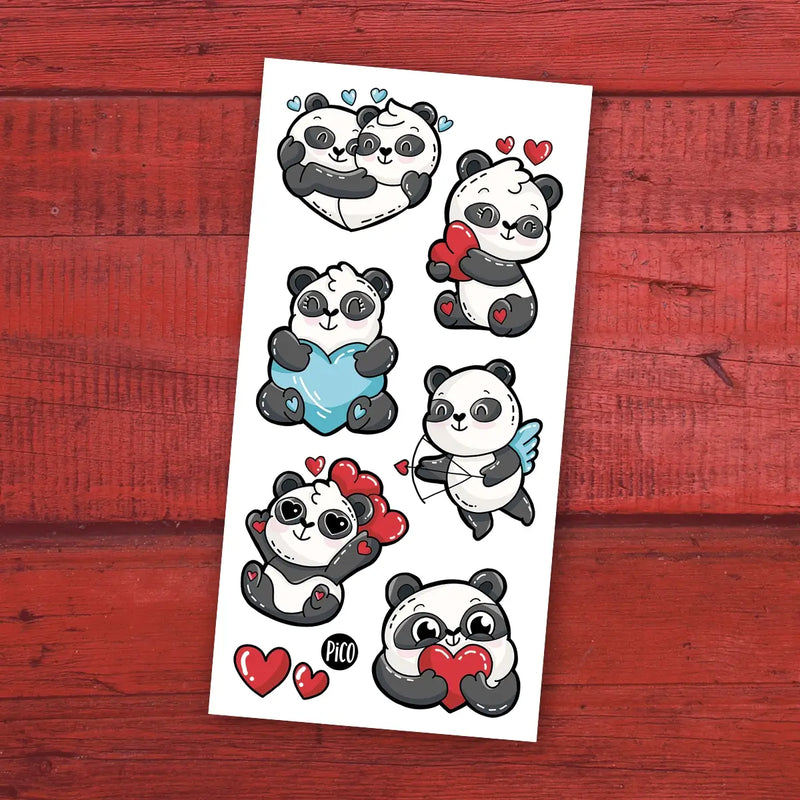 Tatouages temporaires le panda amoureux pour la saint-valentin par PiCO. Design réalisé au Québec. / Panda lover temporary tattoos for Valentine’s Day by PiCO Temporary Tattoos. Design made in Canada.