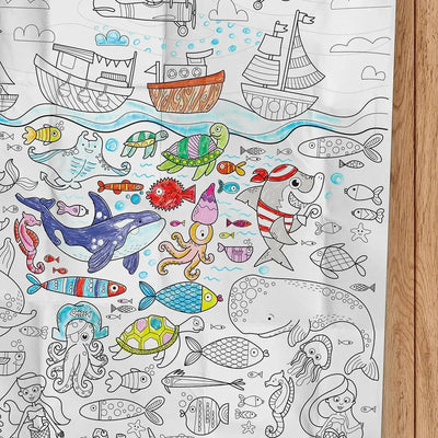 Coloriage géant de la mer créé par PiCO Tatouages temporaires. Affiche géante à colorier. Dessins créés et imprimés au Québec. Avions, bâteaux, poissons et créatures sous-marines à découvrir. / Giant under the sea coloring poster created by PiCO Temporary Tattoos. Giant coloring poster. Designs created and printed in Canada. Discover planes, boats, fish and underwater creatures.